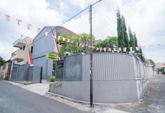 Urbanview Hotel Bubusini Batu allows 18 year olds to book a room