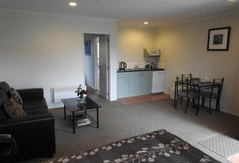 Tudor Lodge Motel has rooms with a private hot tub