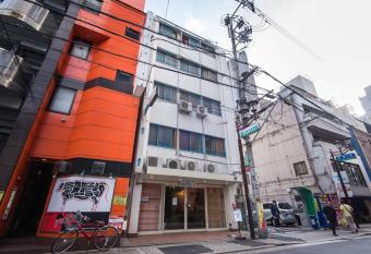 Hostel Q allows 18 year olds to book a room