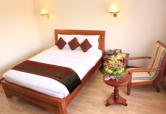 City Angkor Hotel has rooms with a private hot tub