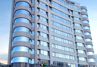 Holiday Inn Express Taoyuan, an IHG Hotel allows 18 year olds to book a room