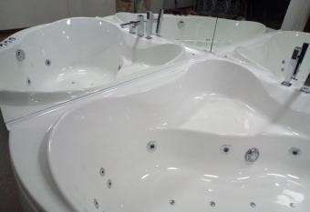 SECRET Apartments has rooms with a private hot tub