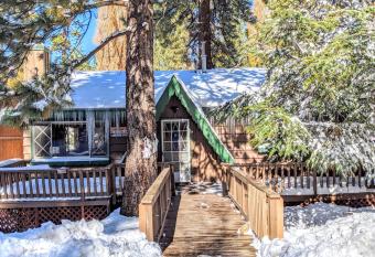 Sunny Bear Cabin Resort Cottage by Big Bear Vacations has Balcony rooms