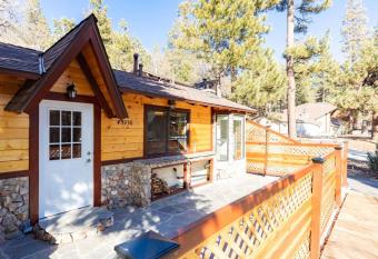 Moonlight Ridge - 1929 by Big Bear Vacations has rooms with a private hot tub
