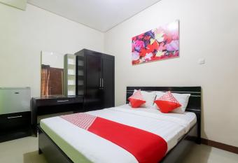 Super OYO 90193 D waru Homestay Syariah allows 18 year olds to book a room
