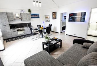 Home Holiday 2,0 - MY PLACE SANREMO allows 18 year olds to book a room