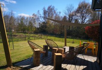 La cachette d Anne-Charlotte (jardin, parking dans la campagne Honfleuraise) has Balcony rooms