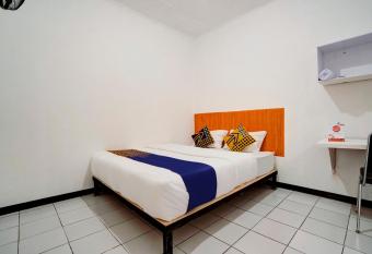 SPOT ON 90200 Pondok Sabaraya Cileunyi Syariah allows 18 year olds to book a room