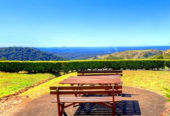 Maleny Views Motel has rooms with a private hot tub