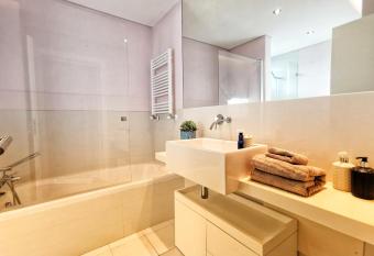 Bom dia Parque Na    es LisboaX has rooms with a private hot tub