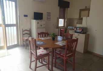 Appartamento a pochi passi dal mare has Balcony rooms