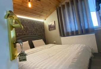 Villa Elear has rooms with a private hot tub