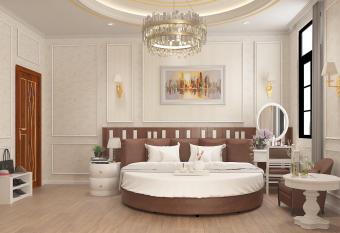 Lavender Bai Chay Halong Hotel has rooms with a private hot tub