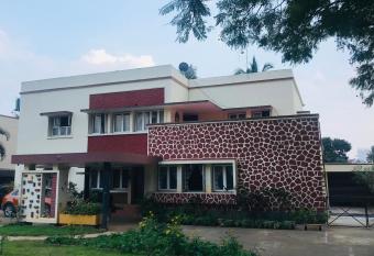 Spencer house has Balcony rooms
