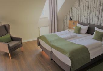 Hotel Eifelbr  u allows 18 year olds to book a room