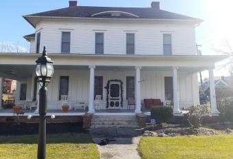 Historic Charm at Nottingham Place, 2nd Floor w friendly indoor cats, not suitable for those with mobility or balance difficulties allows 18 year olds to book a room