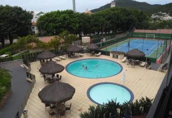 Seguran  a e conforto na Praia Brava a 100 do mar - Condom  nio Curim   has Smoking/Balcony rooms