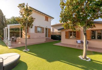 Villino Esse, Libero su 4 Lati pi   Dependance nel cuore della Versilia has Balcony rooms