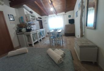 Monolocale Nel Borgo Antico di Gaeta allows 18 year olds to book a room