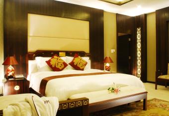 Grand Mercure Xian On Renmin Square has rooms with a private hot tub