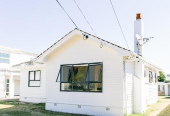 Mount Beach House - 40 seconds from the beach allows 18 year olds to book a room