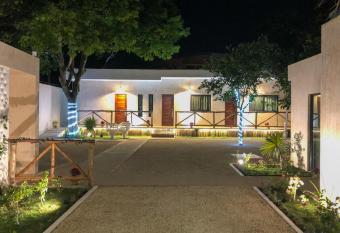 Hotel Boutique Bugambilias has rooms with a private hot tub