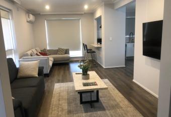 Kings Inn - Mount Waverley has Balcony rooms