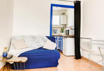 Studio Aline    la Plage - D  tente en bord de mer allows 18 year olds to book a room