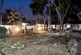 Chitwan Safari Resort has Balcony rooms