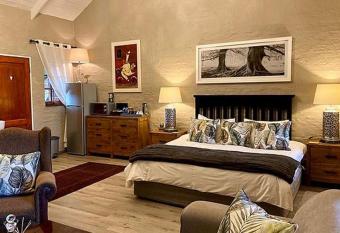 Lakeside Chalets Critchley Hackle Lodge has Balcony rooms