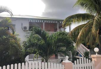 Loue F2 dans maison    Saint Fran  ois has Balcony rooms