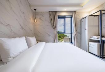                         H moment Hotel songjeong has rooms with a private hot tub