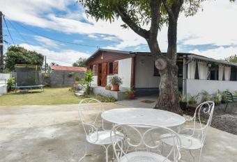 La Maison des Oeillets A  roport Roland Garros allows 18 year olds to book a room