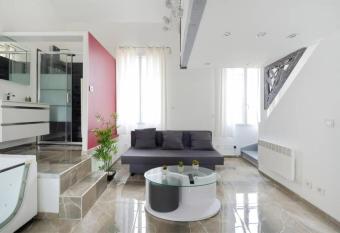 La suite de Mont-Vert (Jacuzzi privatif) has rooms with a private hot tub