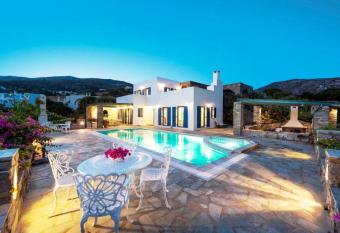 Pure White Villa - Paros has Balcony rooms