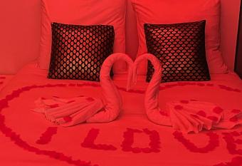 SPA Enzo Appartement avec Jacuzzi Privatif has rooms with a private hot tub