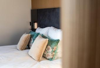 Hotel Lowietje Lisse - Keukenhof has Balcony rooms