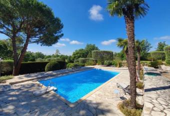 Magnifique propri  t   priv  e nich  e, proche Cannes has Balcony rooms