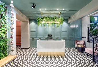 Dizengoff Garden Hotel allows 18 year olds to book a room