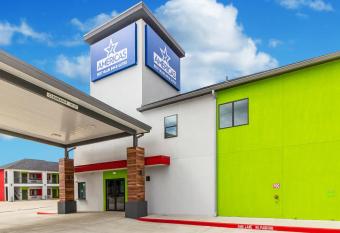 Americas Best Value Inn & Suites Kingwood Iah Airport has Smoking rooms