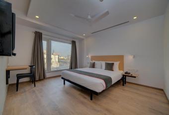 OYO Townhouse 113 The Shubham Dilsukhnaga Near Miraj Cinemas - Shalini Shivani allows 18 year olds to book a room