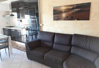 Appartamento La Storta allows 18 year olds to book a room