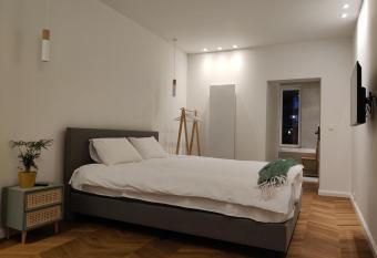 Zennon has rooms with a private hot tub