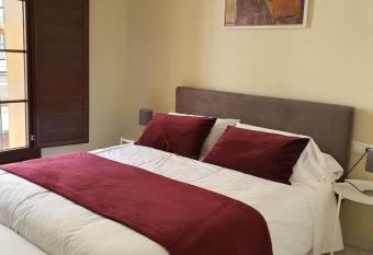 Habitaciones Casa Sevillana Centro allows 18 year olds to book a room