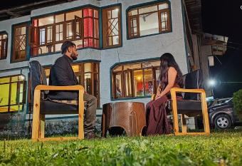 Gulmarg Gulsitara GUEST HOUSE has Balcony rooms