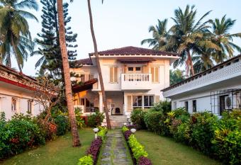 Villa Casablanca, River-touch 3bhk by the beach by Roamhome has Balcony rooms