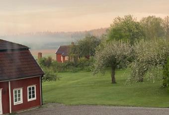 Herrg  rdsflygel mitt i S  rmland has Balcony rooms