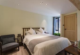 Templeside Beijing has rooms with a private hot tub