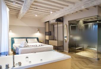 San Sebastiano Suite & Luxury Apartments has rooms with a private hot tub