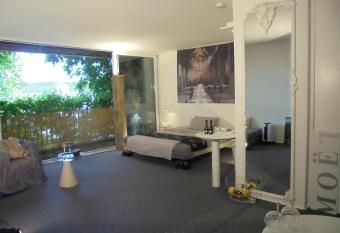 Pallazzo Alfonso has Balcony rooms